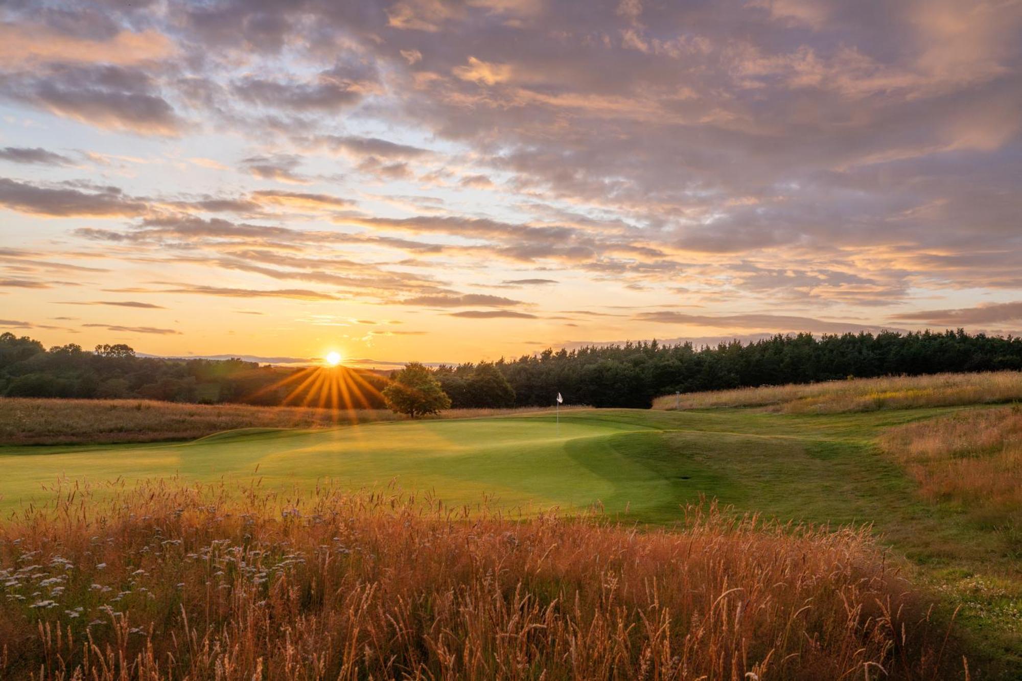 Schloss Roxburghe, Part Of Destination By Hyatt Exterior foto Sunset over the fields of the town