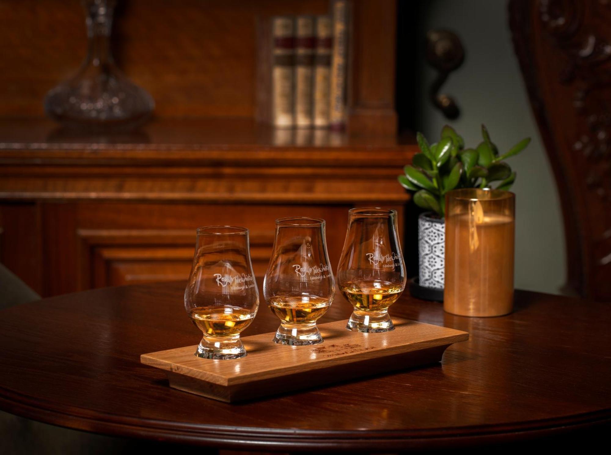 Schloss Roxburghe, Part Of Destination By Hyatt Exterior foto A tasting tray of four samples of Scotch whisky