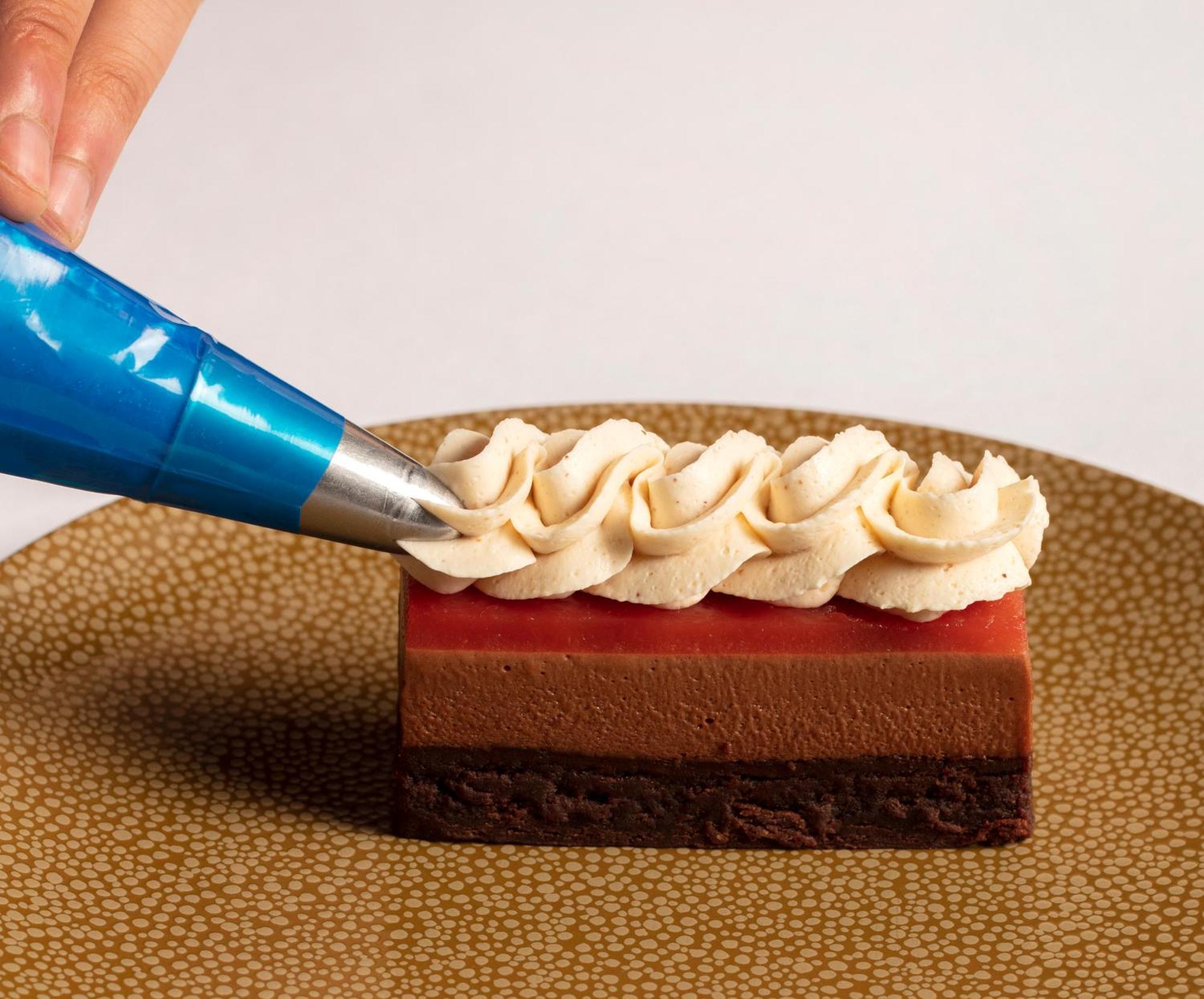 Schloss Roxburghe, Part Of Destination By Hyatt Exterior foto A pastry chef icing a dessert
