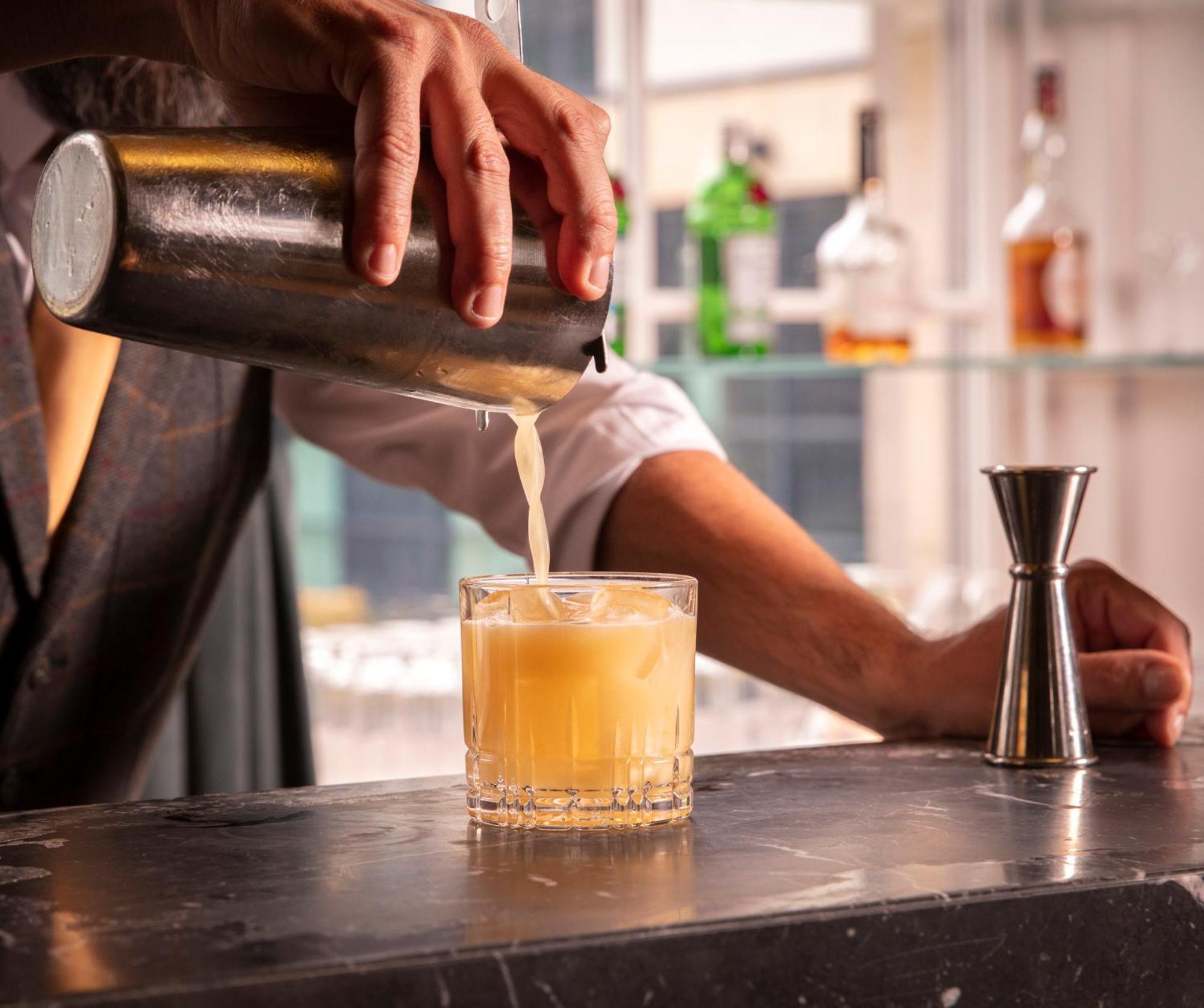Schloss Roxburghe, Part Of Destination By Hyatt Exterior foto A bartender straining a cocktail