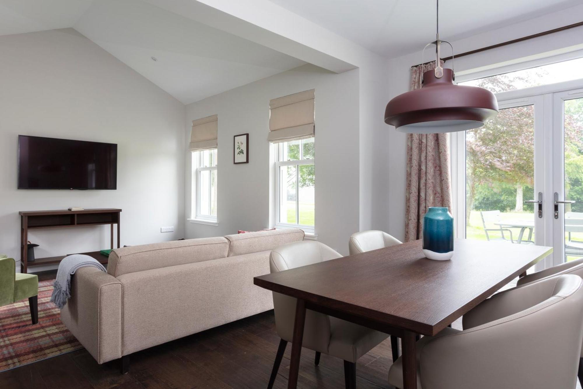 Schloss Roxburghe, Part Of Destination By Hyatt Exterior foto A living room with a sofa and a table