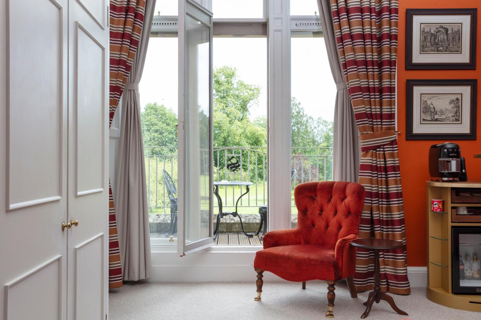 Schloss Roxburghe, Part Of Destination By Hyatt Exterior foto A window with a window seat